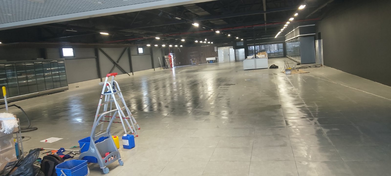 Прибирання великого комерційного залу